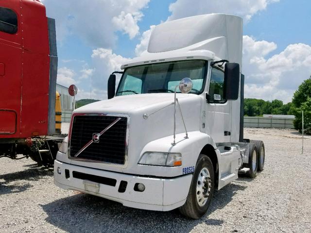 4V4MC9EH8EN167393 - 2014 VOLVO VN VNM WHITE photo 2