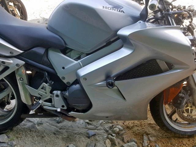 JH2RC46125M700115 - 2005 HONDA VFR800 GRAY photo 7