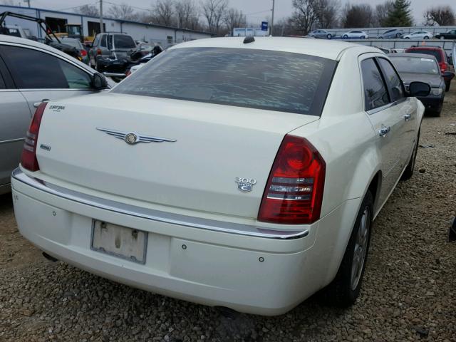 2C3AK63H15H639465 - 2005 CHRYSLER 300C WHITE photo 4