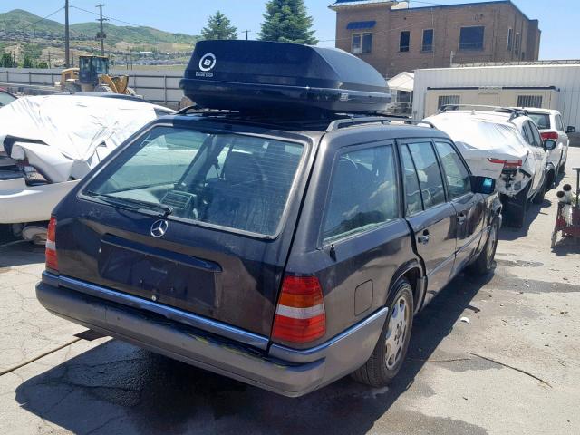 WDBEA92E6SF302407 - 1995 MERCEDES-BENZ E 320 BLACK photo 4