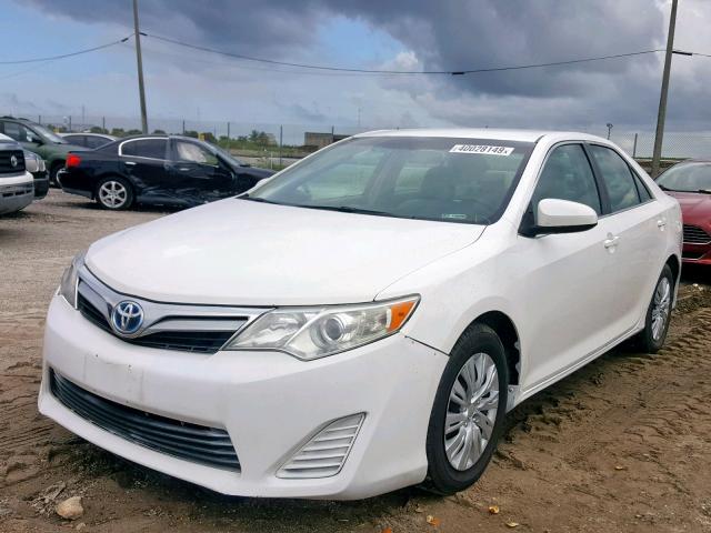 4T1BD1FK3DU094333 - 2013 TOYOTA CAMRY HYBR WHITE photo 2