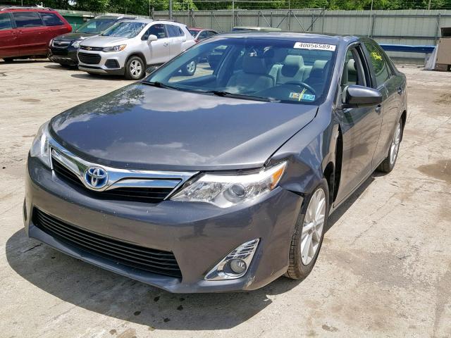 4T1BD1FK3CU010879 - 2012 TOYOTA CAMRY HYBR GRAY photo 2