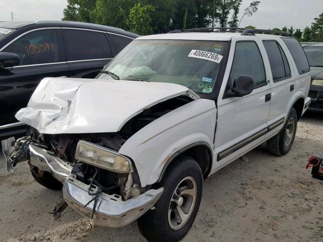 1GNCS13W7WK113350 - 1998 CHEVROLET BLAZER WHITE photo 2