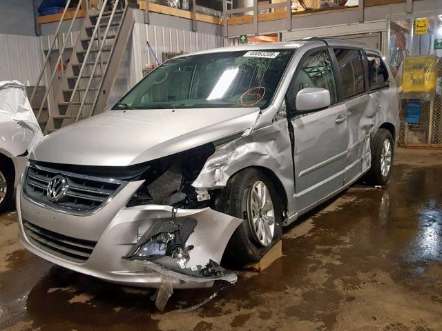 2C4RVABG7CR217662 - 2012 VOLKSWAGEN ROUTAN SE SILVER photo 2