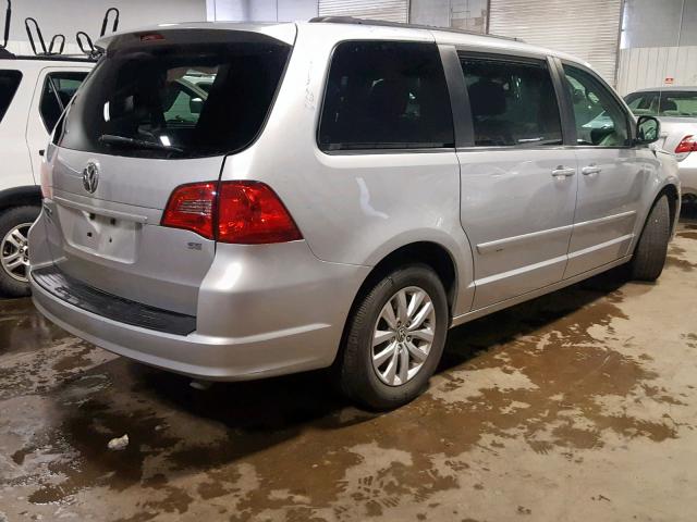 2C4RVABG7CR217662 - 2012 VOLKSWAGEN ROUTAN SE SILVER photo 4