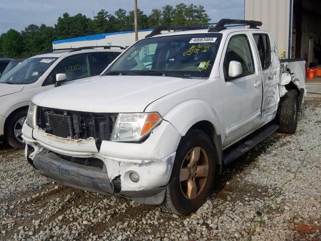 1N6AD07U95C433109 - 2005 NISSAN FRONTIER C WHITE photo 2