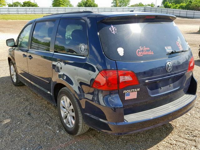 2C4RVABG4DR725640 - 2013 VOLKSWAGEN ROUTAN SE BLUE photo 3