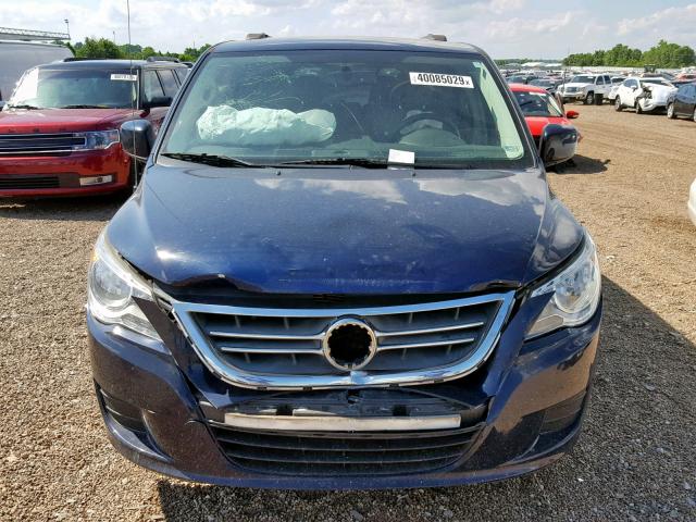 2C4RVABG4DR725640 - 2013 VOLKSWAGEN ROUTAN SE BLUE photo 9