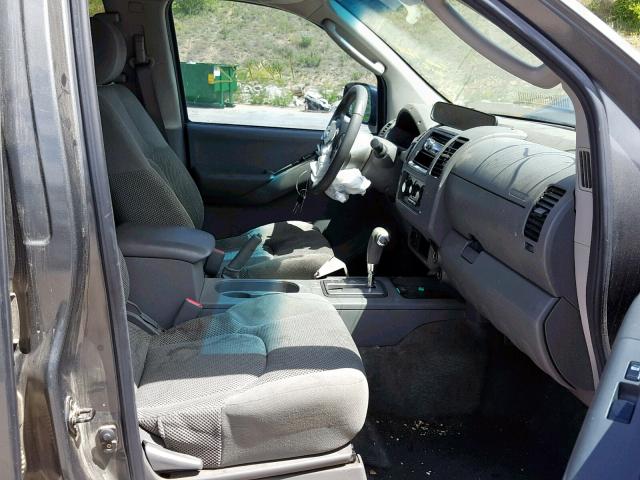 1N6AD07W45C421399 - 2005 NISSAN FRONTIER C GRAY photo 5