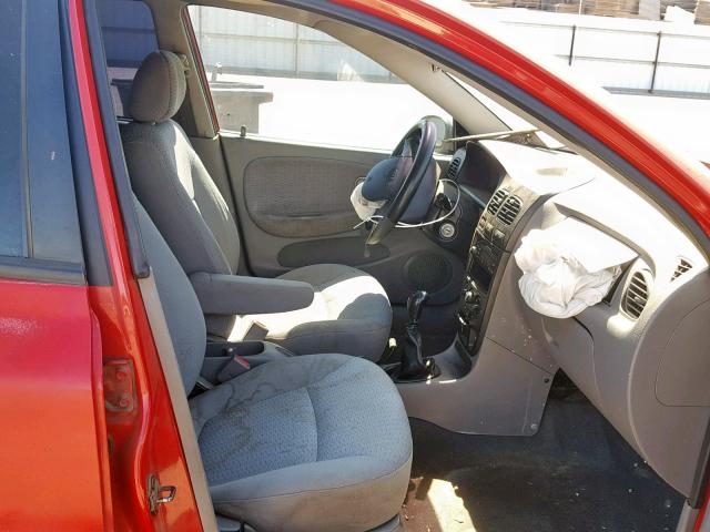 KNADC123126150198 - 2002 KIA RIO RED photo 5