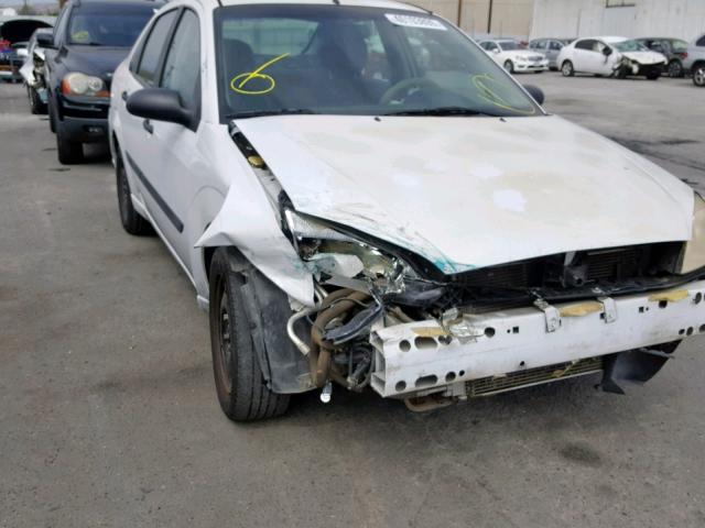 1FAFP34NX7W302082 - 2007 FORD FOCUS ZX4 WHITE photo 1