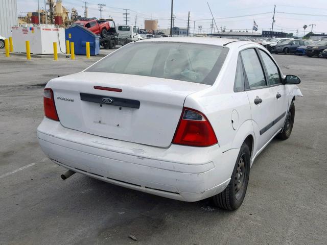 1FAFP34NX7W302082 - 2007 FORD FOCUS ZX4 WHITE photo 4