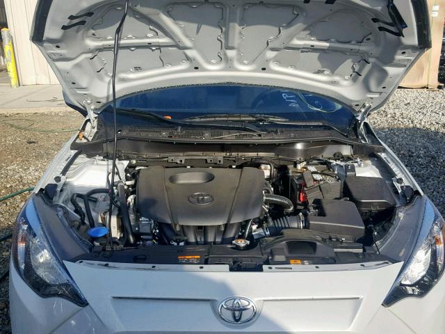 3MYDLBYVXKY502089 - 2019 TOYOTA YARIS L WHITE photo 7