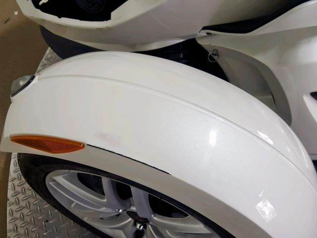 2BXNABC19EV000893 - 2014 CAN-AM SPYDER ROA WHITE photo 17