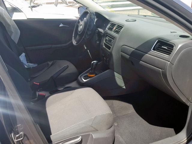 3VW2K7AJ6DM378245 - 2013 VOLKSWAGEN JETTA BASE 灰色 照片 5