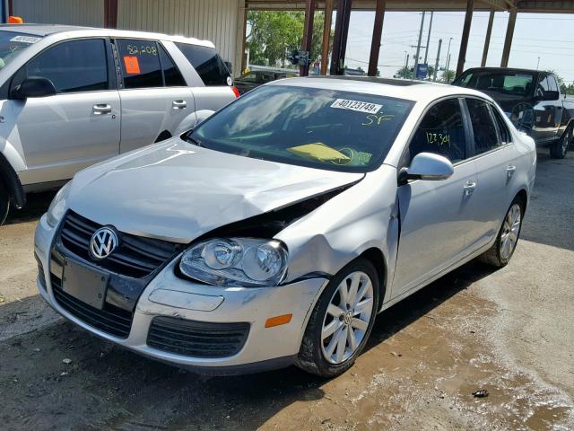 3VWRA7AJ9AM047740 - 2010 VOLKSWAGEN JETTA WOLF SILVER photo 2