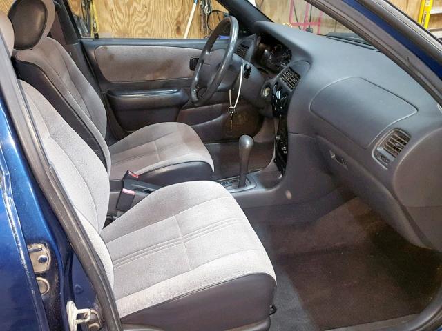 1Y1SK5263VZ409867 - 1997 GEO PRIZM BASE ლურჯი ფოტო 5