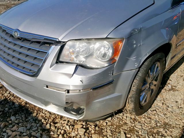 2A4RR5DXXAR290993 - 2010 CHRYSLER TOWN & COU SILVER photo 9