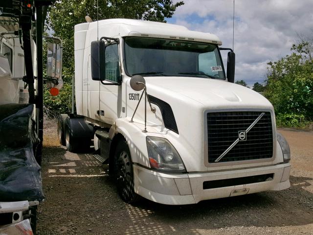 4V4NC9DG4BN528837 - 2011 VOLVO VN VNL WHITE photo 1