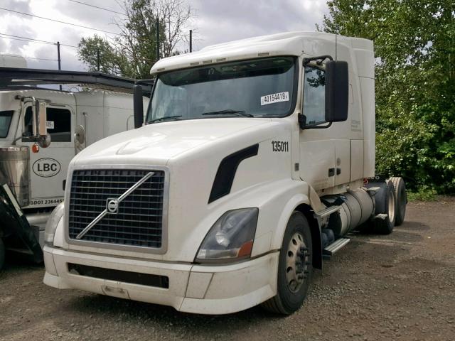 4V4NC9DG4BN528837 - 2011 VOLVO VN VNL WHITE photo 2