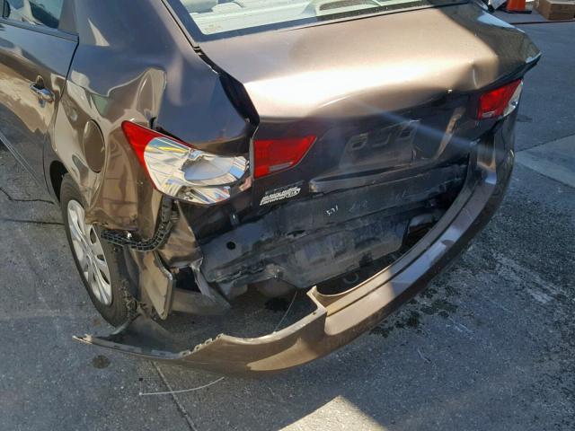 KNAFU4A21D5655134 - 2013 KIA FORTE EX BROWN photo 9