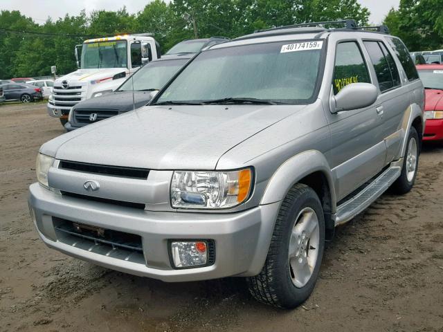 JNRDR09Y82W256385 - 2002 INFINITI QX4 SILVER photo 2