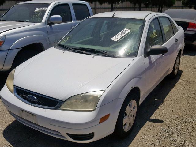 1FAHP34N47W232877 - 2007 FORD FOCUS ZX4 WHITE photo 2