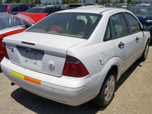 1FAHP34N47W232877 - 2007 FORD FOCUS ZX4 WHITE photo 4