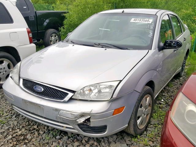 1FAHP34N47W225962 - 2007 FORD FOCUS ZX4 GRAY photo 2