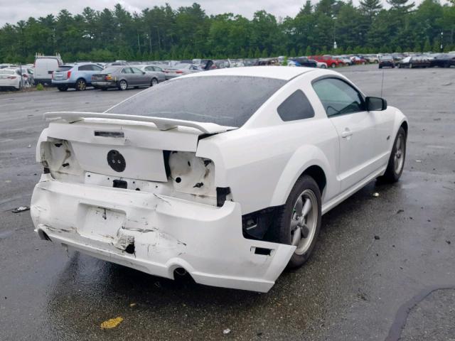 1ZVFT82H965225089 - 2006 FORD MUSTANG GT WHITE photo 4