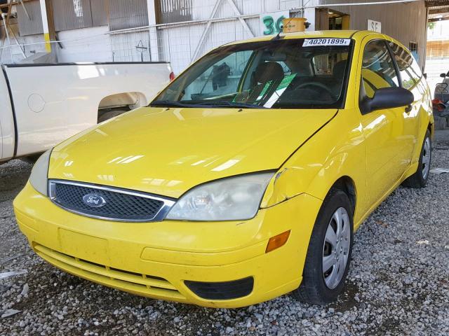 3FAFP31N95R152020 - 2005 FORD FOCUS ZX3 YELLOW photo 2