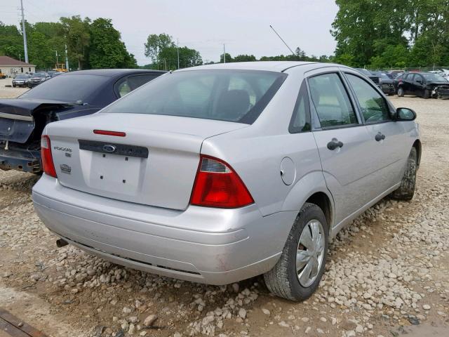 1FAHP34N37W218632 - 2007 FORD FOCUS ZX4 SILVER photo 4