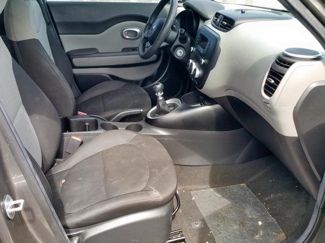 KNDJN2A25F7205573 - 2015 KIA SOUL GRAY photo 5