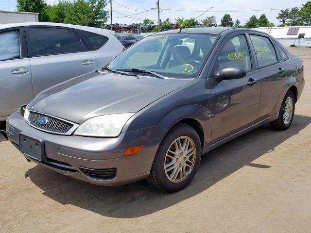 1FAHP34N97W287065 - 2007 FORD FOCUS ZX4 GRAY photo 2