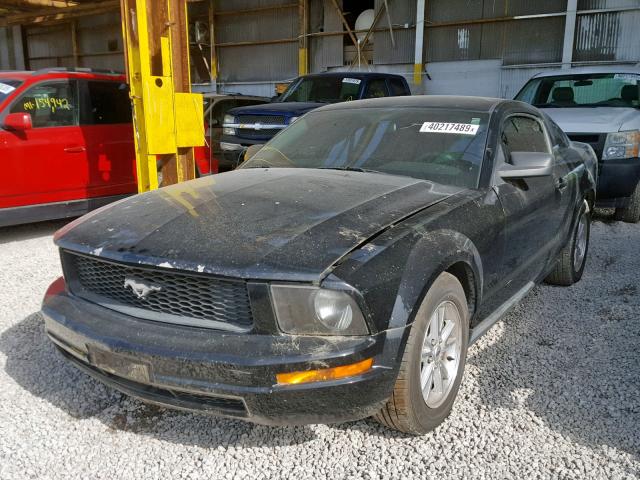 1ZVFT80N365128799 - 2006 FORD MUSTANG BLACK photo 2