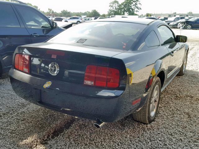 1ZVFT80N365128799 - 2006 FORD MUSTANG BLACK photo 4