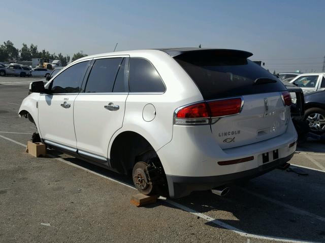 2LMDJ8JK9BBJ07532 - 2011 LINCOLN MKX WHITE photo 3