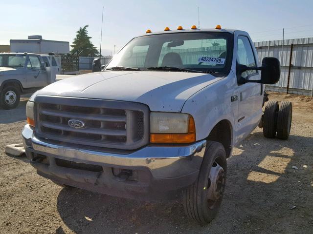 1FDAF56F91EB09133 - 2001 FORD F550 SUPER WHITE photo 2