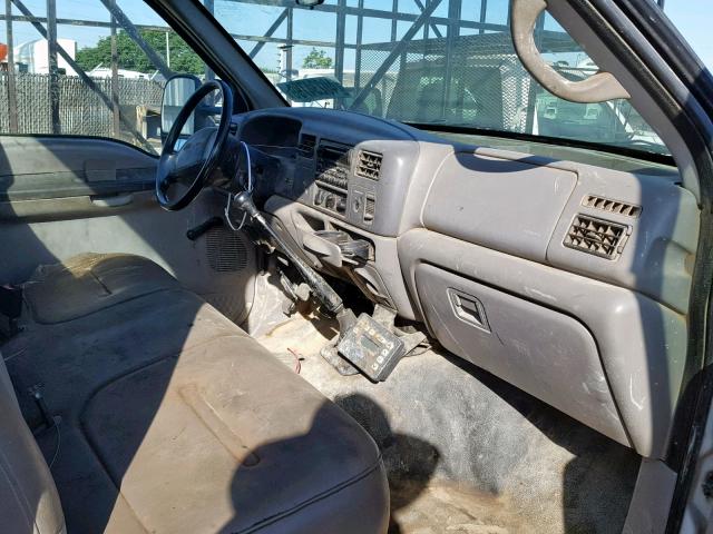 1FDAF56F91EB09133 - 2001 FORD F550 SUPER WHITE photo 5