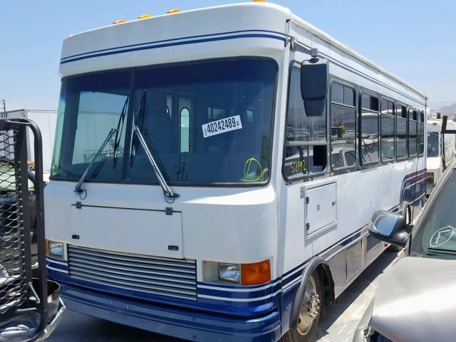 5B4LP57G313326888 - 2001 WORKHORSE CUSTOM CHASSIS MOTORHOME WHITE photo 2