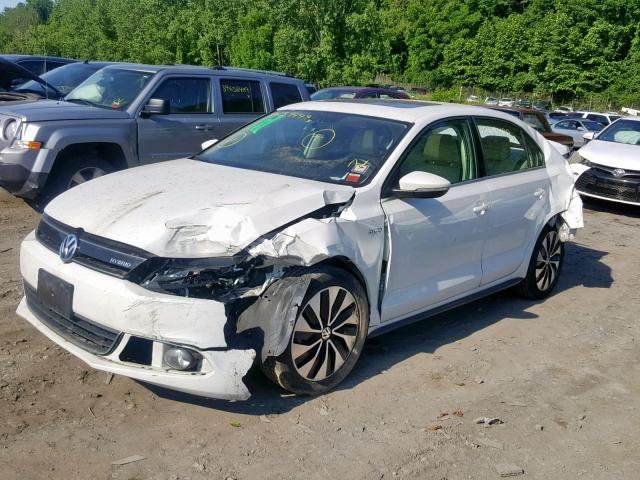 3VW637AJ6DM319257 - 2013 VOLKSWAGEN JETTA HYBR WHITE photo 2