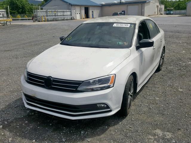 3VWB17AJ1GM236828 - 2016 VOLKSWAGEN JETTA SPOR WHITE photo 2