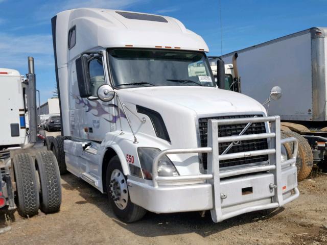 4V4NC9TG78N459586 - 2008 VOLVO VN VNL WHITE photo 1