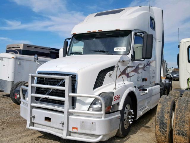 4V4NC9TG78N459586 - 2008 VOLVO VN VNL WHITE photo 2