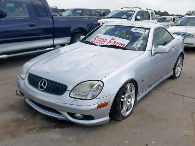 WDBKK66F62F237639 - 2002 MERCEDES-BENZ SLK 32 AMG SILVER photo 2