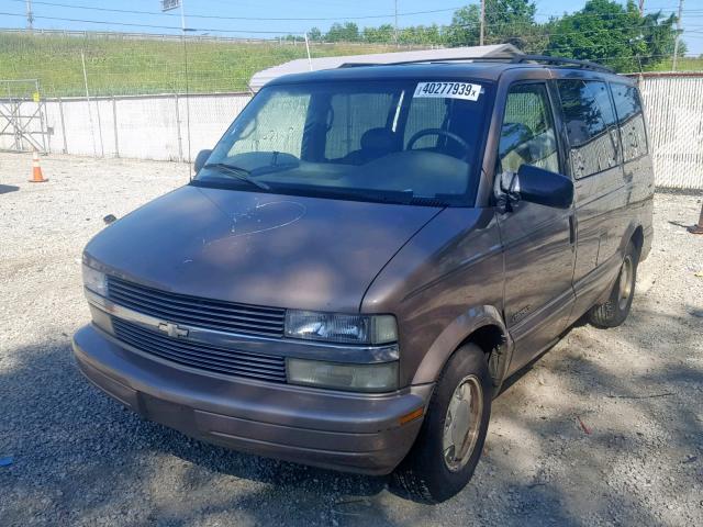 1GNDM19W6WB203711 - 1998 CHEVROLET ASTRO GOLD photo 2