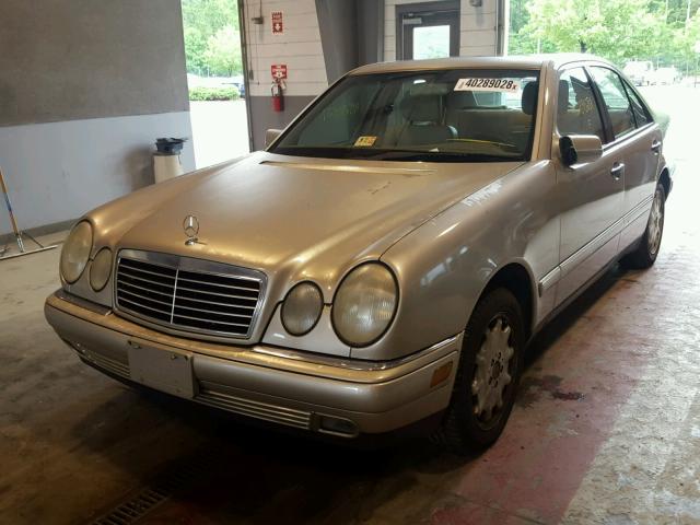 WDBJF65F2WA454433 - 1998 MERCEDES-BENZ E 320 TAN photo 2