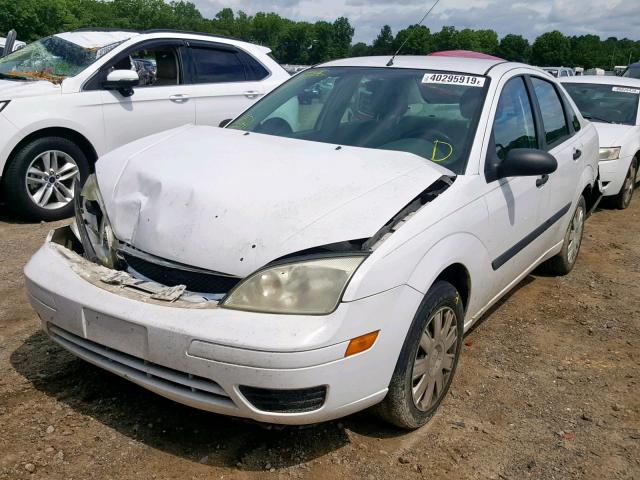 1FAFP34N05W226966 - 2005 FORD FOCUS ZX4 WHITE photo 2