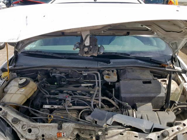 1FAFP34N05W226966 - 2005 FORD FOCUS ZX4 WHITE photo 7