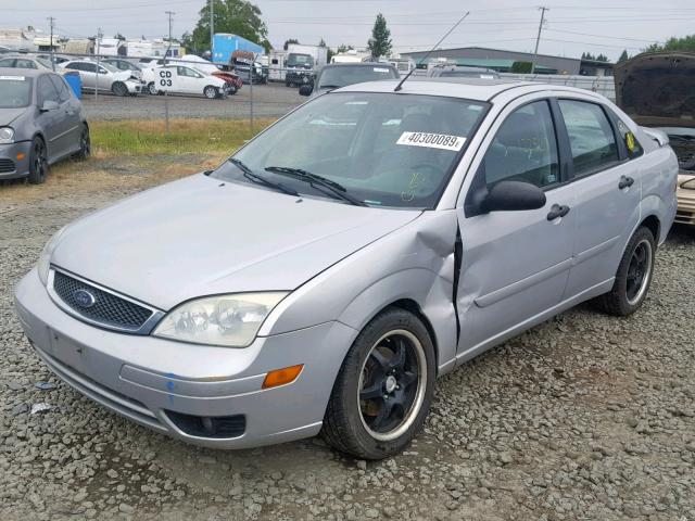 1FAHP34N85W152303 - 2005 FORD FOCUS ZX4 SILVER photo 2